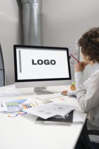 افضل برنامج تصميم شعارات مجانا: دليلك لاختيار الأداة المناسبة بدون تكلفة 2025